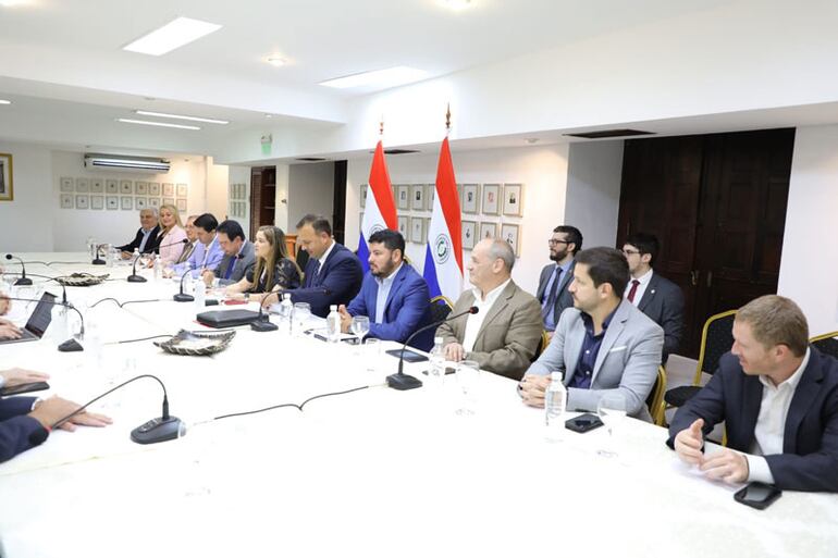 Vista de la reunión realizada en el viernes último, en la Cancillería, con autoridades del Brasil, sobre el tema navegabilidad de los ríos.