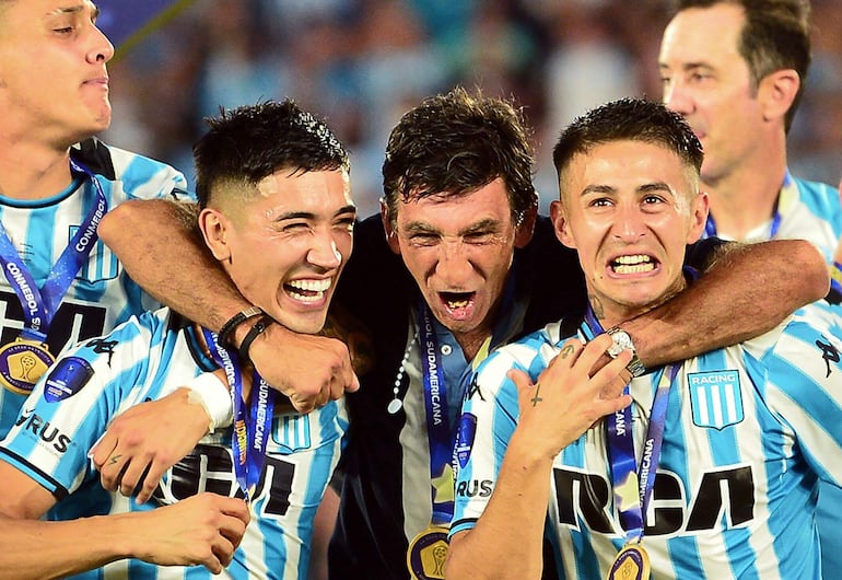 Santiago Solari, Gustavo Costas y Gabriel Rojas celebran ser campeones de la Copa Sudamericana. 