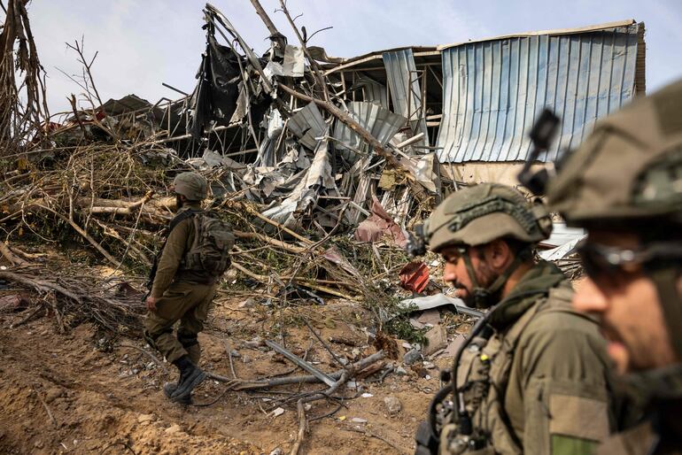 Soldados israelíes en el centro de la Franja de Gaza, el lunes.