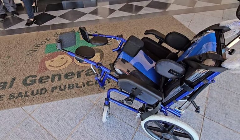 Esta es la silla de ruedas que fue adquirida por el Ministerio de Salud pero está siendo rechazada por la familia de Fabio, cuya madre permanece internada frente al Ministerio de Salud.