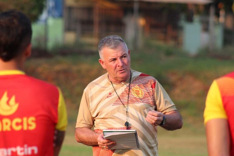 Daniel Ermindo Lanata (61 años), entrenador de Martín Ledesma de Capiatá.