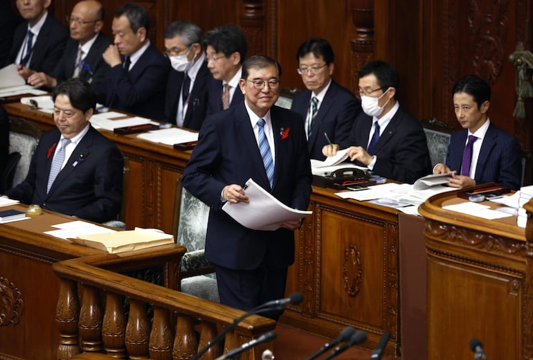 El nuevo primer ministro de Japón,  Shigeru Ishiba (centro, caminando).