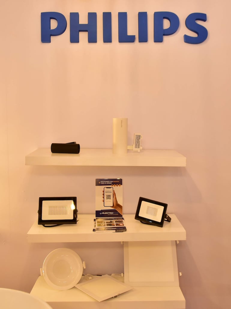 Philips es la marca líder mundial en iluminación profesional. Suministra lámparas y luminarias, sistemas y servicios de alta calidad y eficiencia energética.