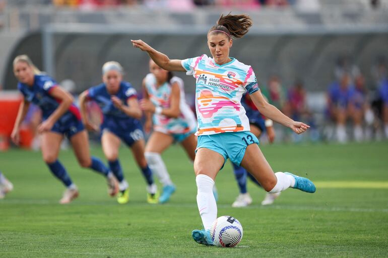 SAN DIEGO, CALIFORNIA - SEPTEMBER 08: Alex Morgan #13 of San Diego Wave FC takes a penalty shot in the first half against North Carolina Courage at Snapdragon Stadium on September 08, 2024 in San Diego, California.   Meg Oliphant/Getty Images/AFP (Photo by Meg Oliphant / GETTY IMAGES NORTH AMERICA / Getty Images via AFP)