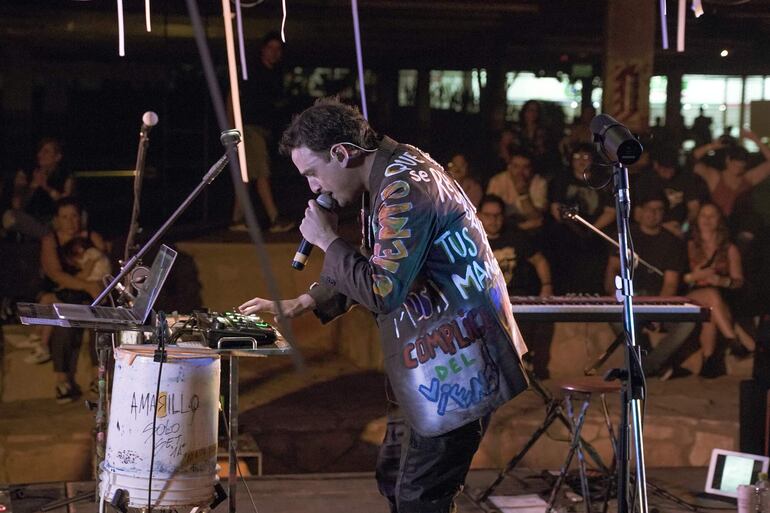 El músico Mauri Rodas en un tramo del ambicioso show que ofreció el fin de semana en el Sitio de Memoria y Centro Cultural 1A-Ycuá Bolaños.