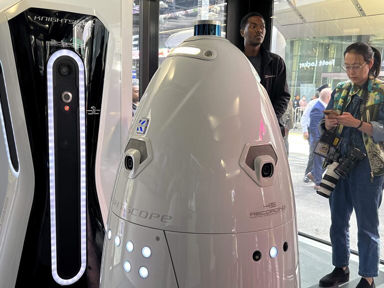 El robot K5 durante una conferencia de prensa en Times Square, Nueva York (EE.UU.). El enorme robot policía al que las autoridades de Nueva York encomendaron patrullar la concurrida estación de metro de Times Square ha recibido la jubilación anticipada en apenas tres meses, y con más críticas que resultados.