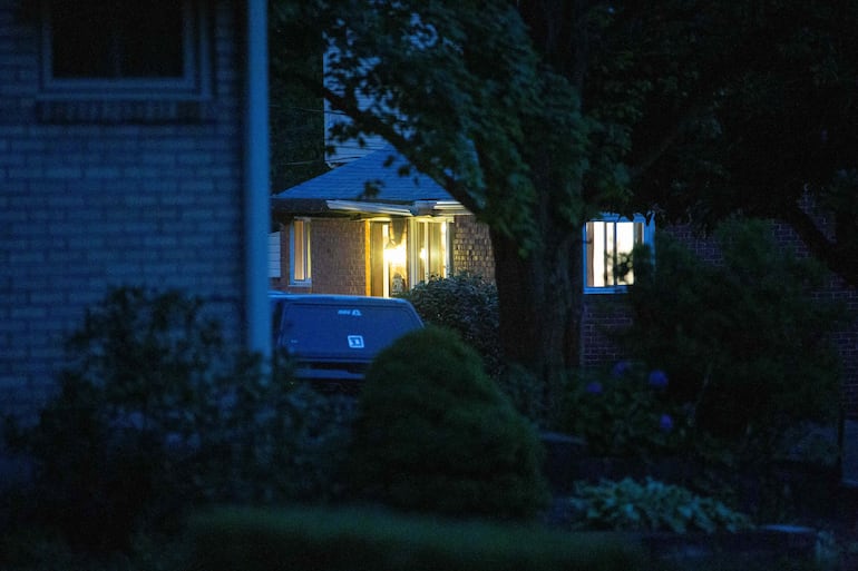 Vista exterior de la casa de Thomas Matthew Crooks, donde el FBI continúa su investigación sobre el intento de asesinato del ex presidente estadounidense Donald Trump, en Bethel Park, Pensilvania, el 14 de julio de 2024.