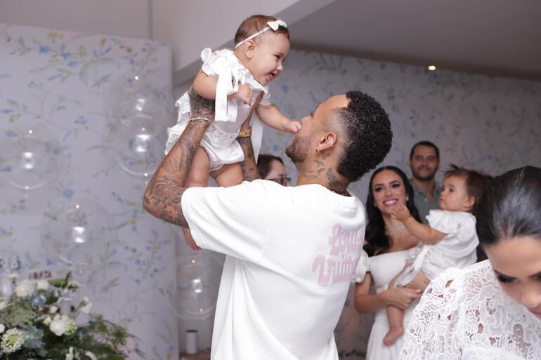 ¡Papá orgulloso! Neymar con su adorada hija Mavie. (Instagram/Neymar)