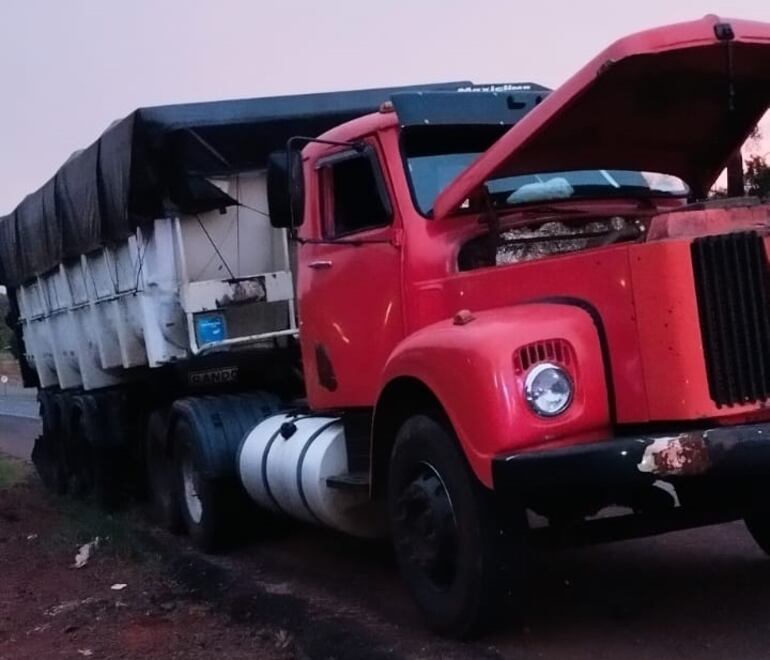 El motociclista murió luego de embestir contra la parte trasera de un camión.