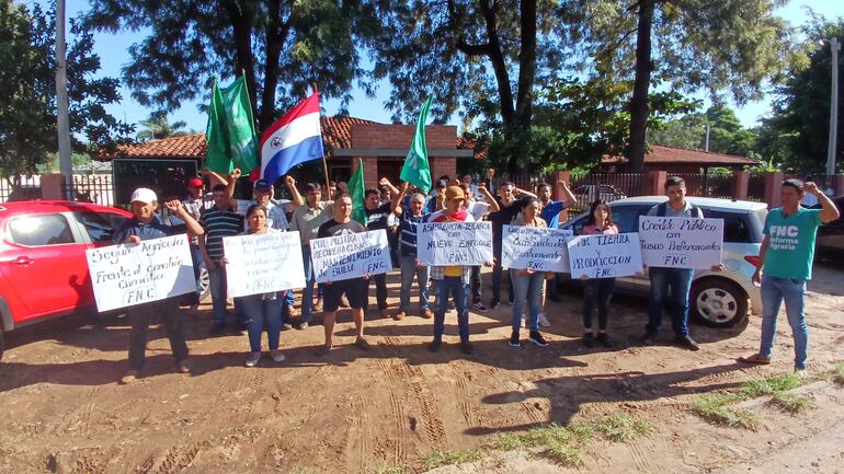 Manifestantes de la FNC, frente a la DEAG de Coronel Oviedo.