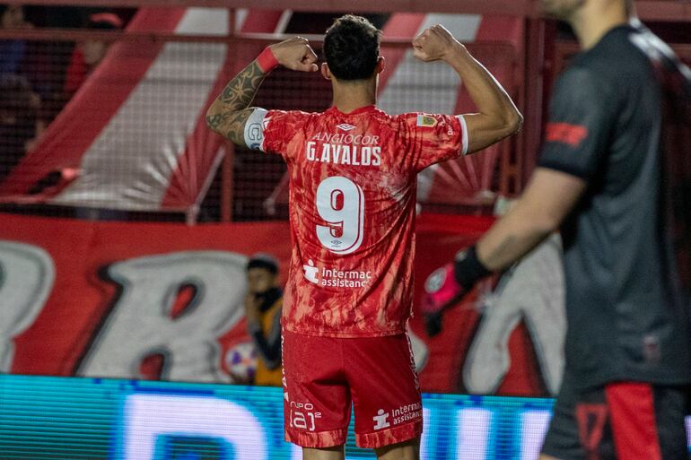 El paraguayo Gabriel Ávalos, futbolista de Argentinos Juniors, festeja un gol en el partido ante Colón de Santa Fe por la jornada 25 de la Liga Profesional de Argentina en el estadio Diego Armando Maradona, en Buenos Aires.