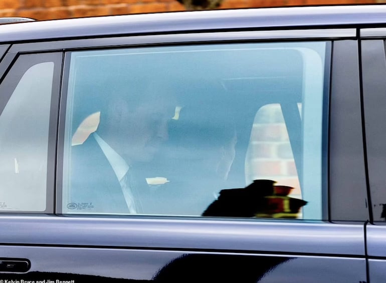 En esta nueva foto se puede ver a Kate Middleton (Catalina) de perfil, en un auto, con su marido, el príncipe de Gales.