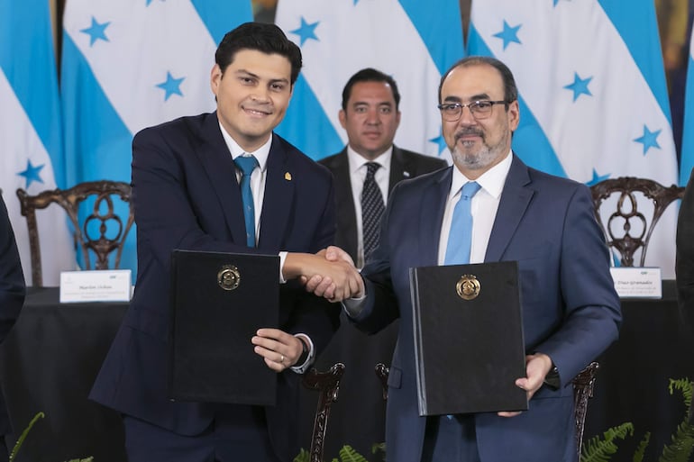 El ministro de Finanzas de Honduras, Marlon Ochoa (i), y el presidente ejecutivo del Banco de Desarrollo de América Latina y el Caribe -CAF-, Sergio Díaz Granados, posan tras la firma de un acuerdo este lunes en Casa Presidencial, en Tegucigalpa (Honduras).