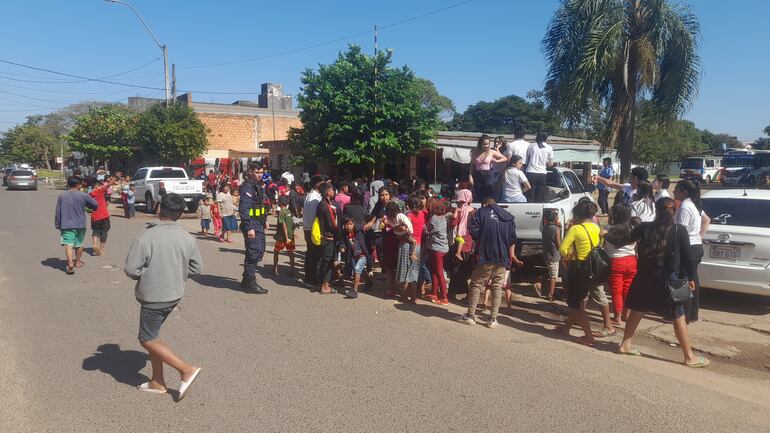 Grupo de jóvenes y personal policial donaron alimentos a los nativos de la zona.