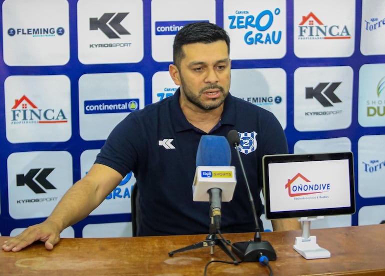 Felipe Giménez, entrenador de 2 de Mayo, en la conferencia posterior al partido frente a Sportivo Ameliano por la fecha 19 del torneo Clausura 2024 del fútbol paraguayo en el estadio Martín Torres, en Asunción, Paraguay.