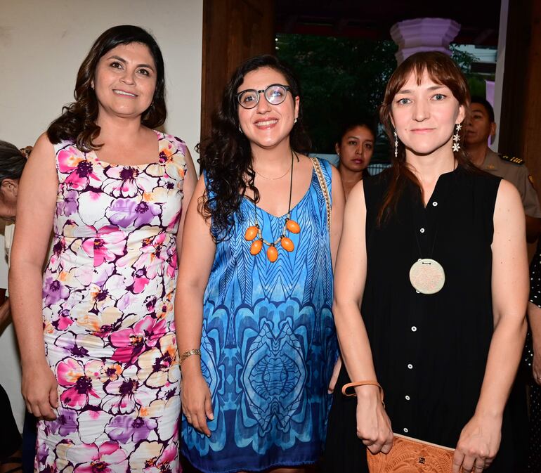 Romy Romero, Lila Saurini y Viviana Lima. 