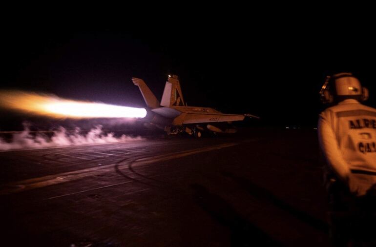 Un avión de combate estadounidense despega de un portaaviones en el mar Rojo.