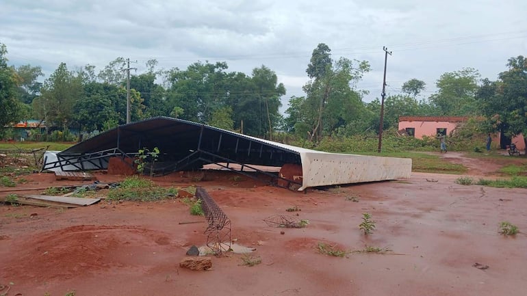 Voló el techo de un surtidor que estaba en construcción.