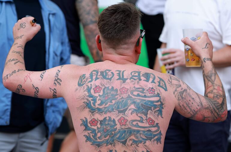 Un simpatizante ingles con el escudo de Inglaterra tatuado en la espalda. 