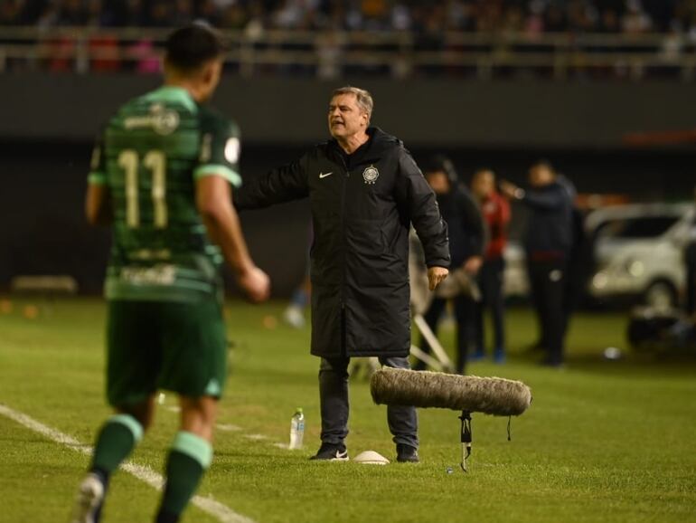 El uruguayo Diego Aguirre, entrenador de Olimpia, en el partido contra Resistencia por la segunda fecha del torneo Clausura 2023 del fútbol paraguayo en el estadio Antonio Aranda, en Ciudad del Este, Paraguay.