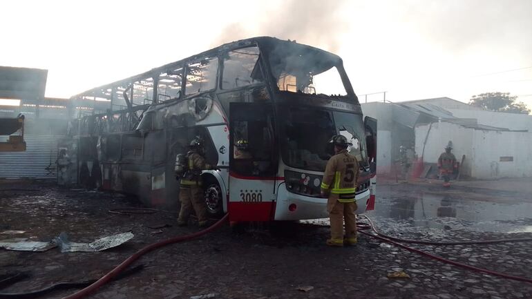 Un colectivo fue consumido por las llamas cerca de la Estación de Buses