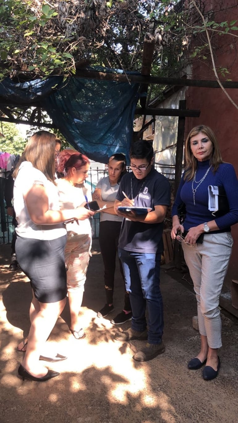 Intervención fiscal durante el hallazgo de un perrito quemado con agua caliente en Limpio. (gentileza).