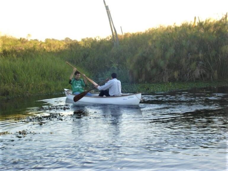 Para llegar al Mocito Isla se realiza una aventura a canoa o cachiveo cruzando un canal de agua de unos 850 metros
