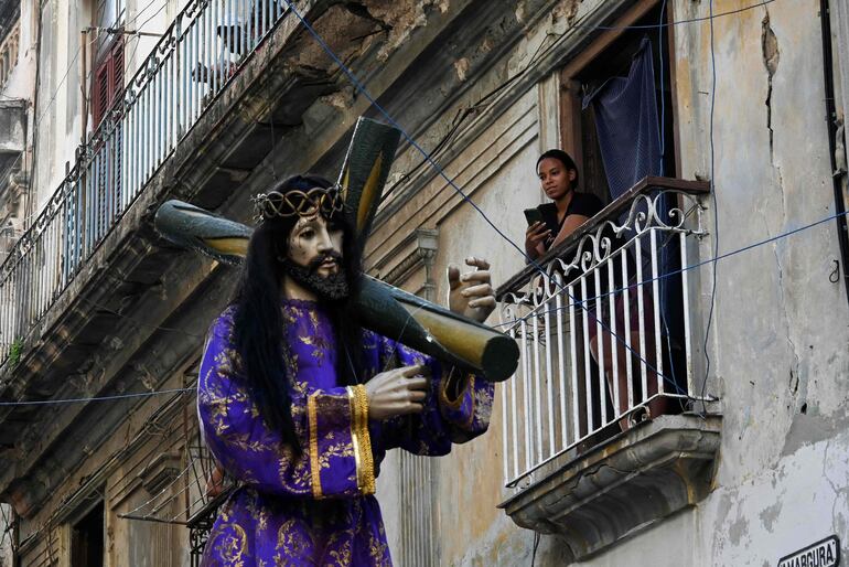 Decenas de cubanos participaron este viernes en la tradicional procesión del Viernes Santo en las calles de La Habana Vieja para pedir, entre otras cosas, por una mejora en su situación económica, en medio de la severa crisis por la que atraviesa la isla.