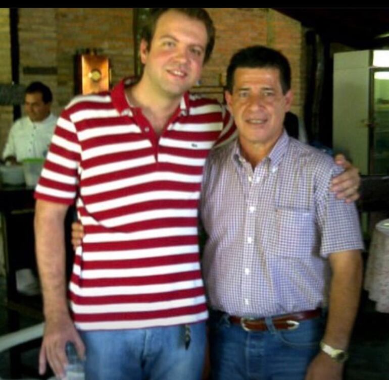 Carlos Oleñik Memmel junto a Horacio Cartes. Fotografía compartida por el hoy detenido en el operativo Pavo Real, el 5 de julio, felicitando al expresidente.