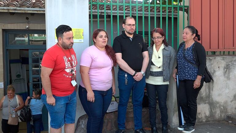 Padres se manifestaron hoy frente al Programa Nacional de Diabetes.