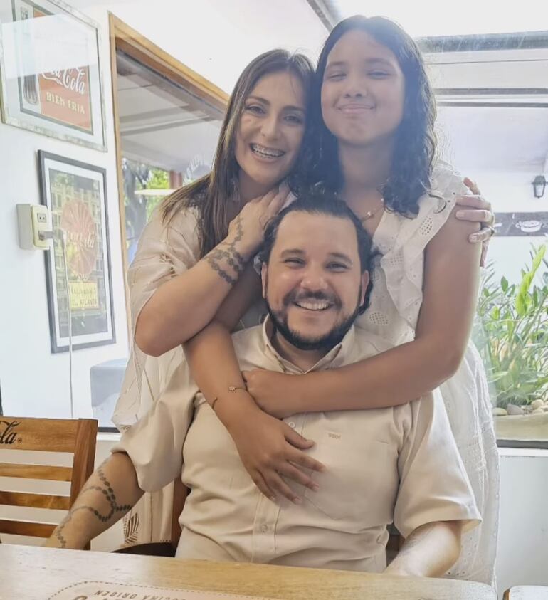 La nueva cristiana con sus orgullosos papás José Ayala y Sofi Gómez Abreu. (Instagram/José Ayala)