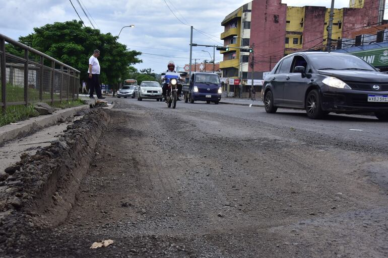 Gran bache y vereda rota frente a la Estación de Ómnibus de Asunción (EBA).