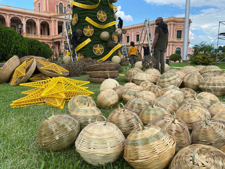 Desde este sábado, la guarania y la artesanía adornarán el árbol de Navidad del Palacio de López