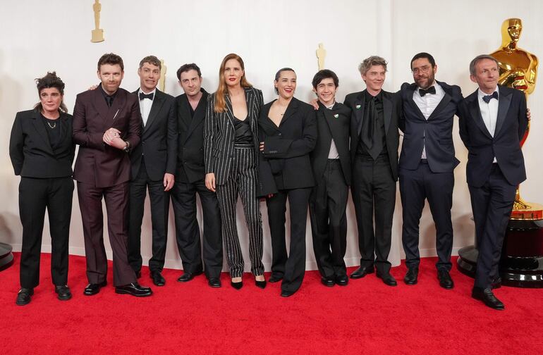 El elenco y equipo de "Anatomía de una caída" en la alfombra roja.
