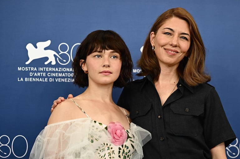 La cineasta Sofia Coppola y la actriz Cailee Spaeny en la presentación de "Priscilla" en Venecia.