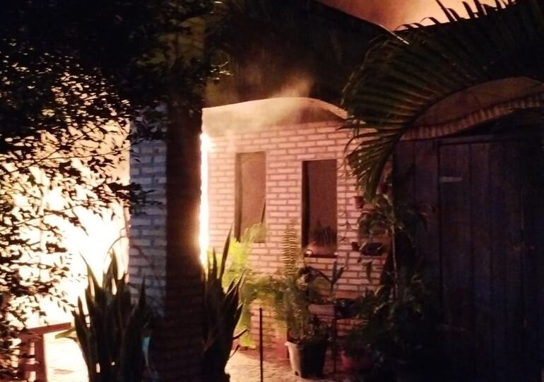 La vivienda ubicada en el barrio Carolina fue consumida por las llamas.