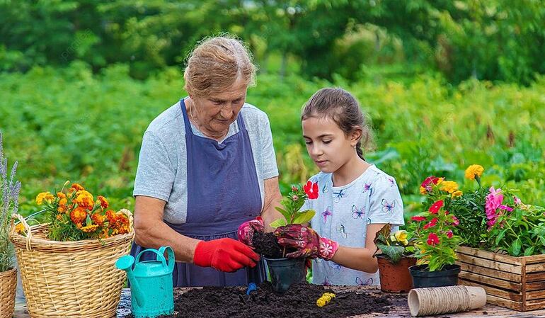 Niña en el jardín con su abuela