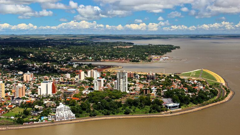 Perfil de la ciudad de Posadas, capital de la provincia argentina de Misiones, bordeada por el río Paraná.