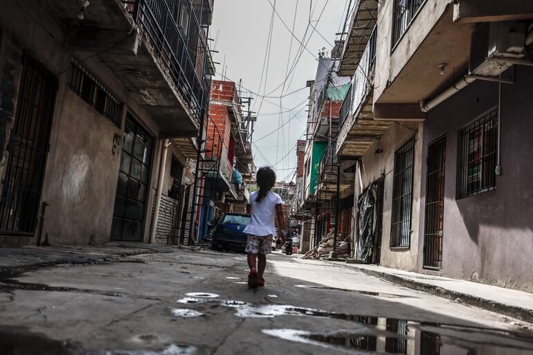 Una niña camina por las calles de una villa el 11 de abril de 2022 en la Ciudad de Buenos Aires. (Foto: .Juan Ignacio Roncoroni / EFE)

