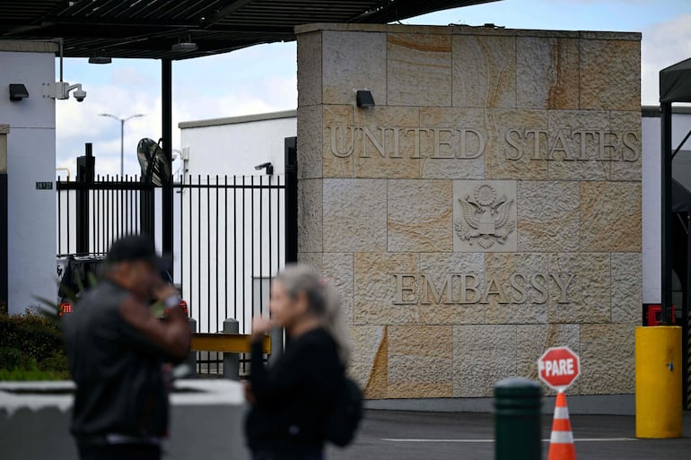 View at the entrance of the United States Embassy taken in Bogota on January 26, 2025. Colombia's President Gustavo Petro announced on January 26, 2025 that he will impose 50 percent tariffs on exports from the United States, in response to US President Donald Trump who vowed to hit Colombia with steep tariffs and other sanctions after his Colombian counterpart blocked deportation flights from the United States. (Photo by Pablo VERA / AFP)