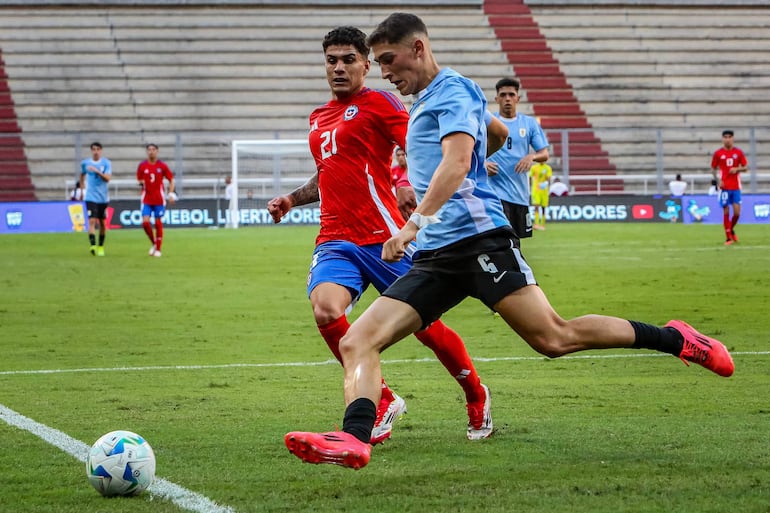 Benjamin Aravena (i) de Chile disputa un balón con Patricio Pacifico de Uruguay este sábado, en un partido del grupo A del Campeonato Sudamericano sub-20 entre las selecciones de Chile y Uruguay en el estadio Metropolitano de Lara en Cabudare (Venezuela).