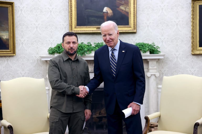 El presidente de Ucrania, Volodímir Zelenski y el presidente de Estados Unidos, Joe Biden.