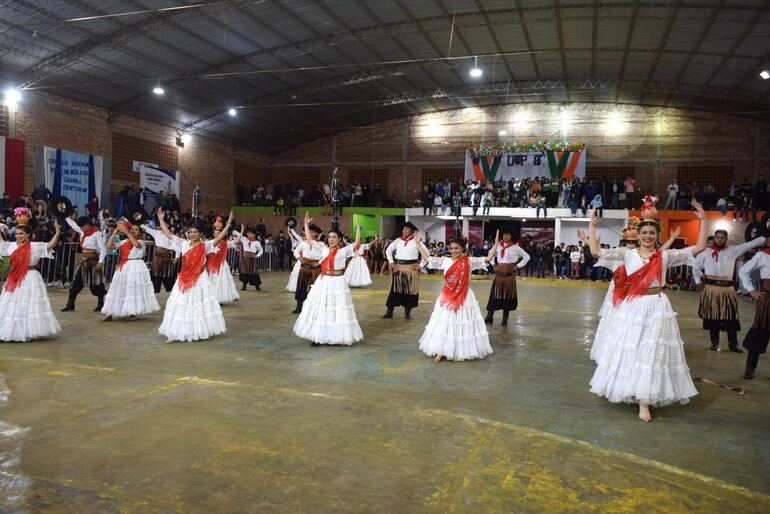 Presentación de danza folclórica del Colegio Nacional Defensores del Chaco.