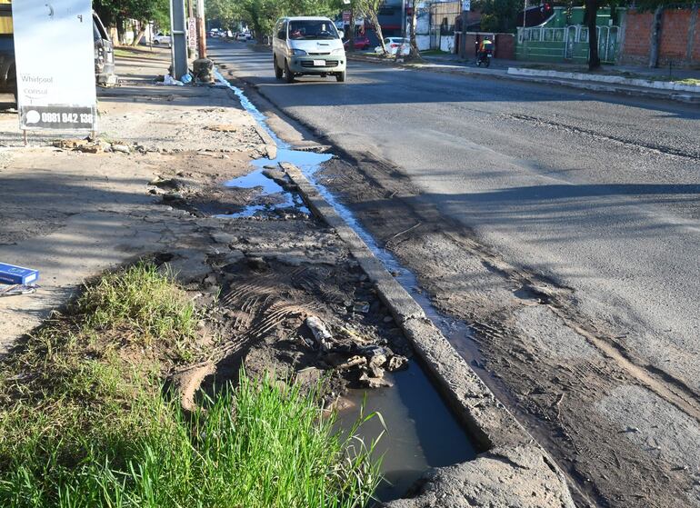 Cloaca a cielo abierto sobre la avenida Fernando de la Mora y  Cacique Caracara.