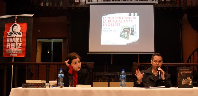 Montserrat Álvarez y Ronald León Núñez durante el lanzamiento del libro “La Guerra contra la Triple Alianza en debate”, que fue presentado el miércoles en nuestro país.