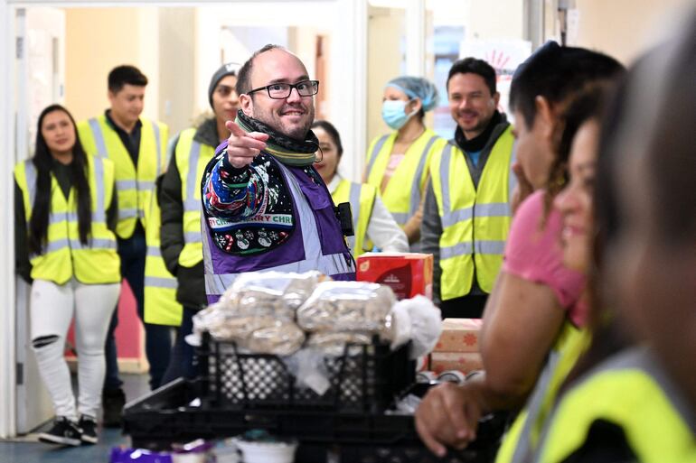 José Luis García Basabe es un cocinero vasco que vive dos realidades opuestas en Londres. Su trabajo en el Palacio de Buckingham le hace estar cerca del lujo y, en su tiempo libre, busca con su oenegé comida para los necesitados de la capital británica.