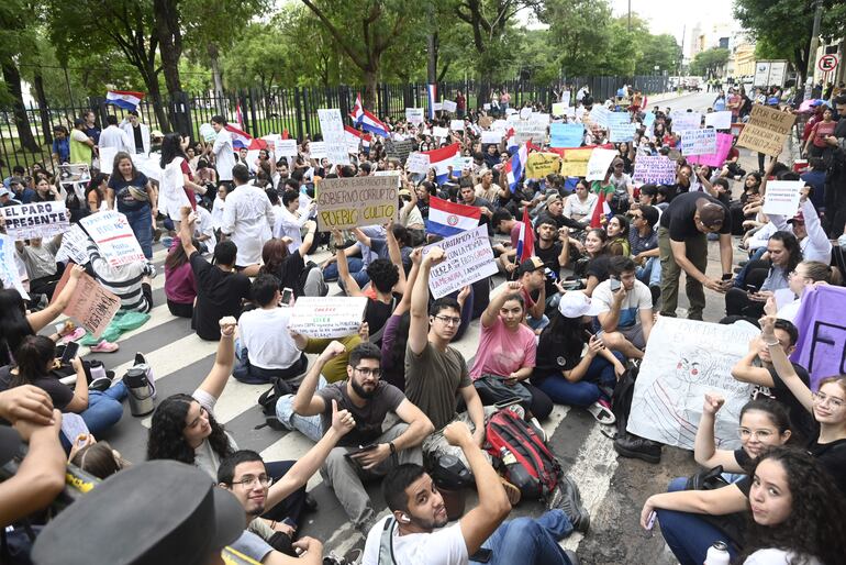 Los estudiantes de la UNA permanecen movilizados desde hace 11 días.