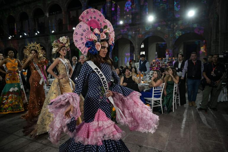 Miss Universo Paraguay Naomi Méndez en el desfile durante la Gala de Las Catrinas como parte de las celebraciones del Día de Muertos en la Ciudad de México. (Yuri CORTEZ / AFP)