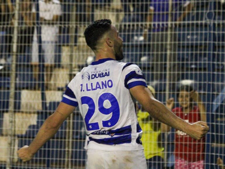 Félix Llano, futbolista del 2 de Mayo, celebra un gol en el partido frente a Sportivo Trinidense por la segunda jornada del torneo Apertura 2024 del fútbol paraguayo en el estadio Río Parapití, en Pedro Juan Caballero.