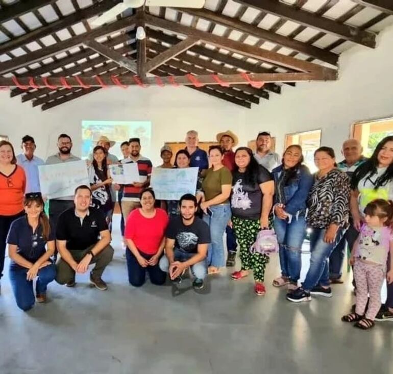 Referentes de la comunidad, quienes participaron del taller realizado por tècnicos de la Senatur.